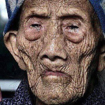 Esta señora tiene 127 años, nació en China en 1885. Es la mujer más longeva que se conoce en el mundo.