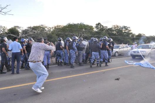 Represin en el Chaco, maestros ahogados por los gases lacrimgenos.